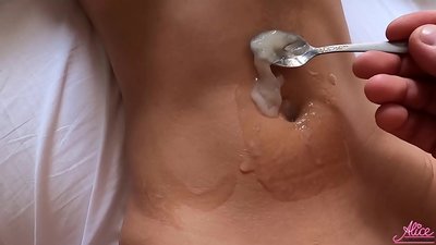 Pumada sakona eta sexu sutsuaren hurbileko planoa - Esperma jana