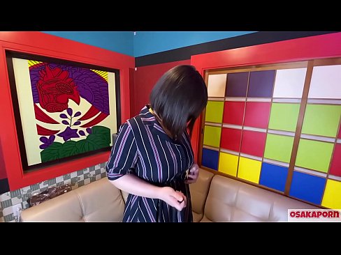 ❤️ Titi handiak dituen kutie japoniarra jostailu sexualekin masturbatzen da eta orgasmoa du. Elkarrizketa batean bere esperientzia madarikatuari buruz hitz egiten du. Titi erraldoiak eta puxa iletsua ozenki intzirika. Osakaporn ️❌ Sluts gugan ❌❤